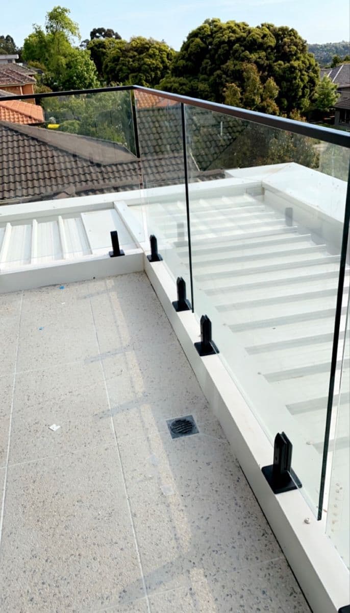 Glass partition system